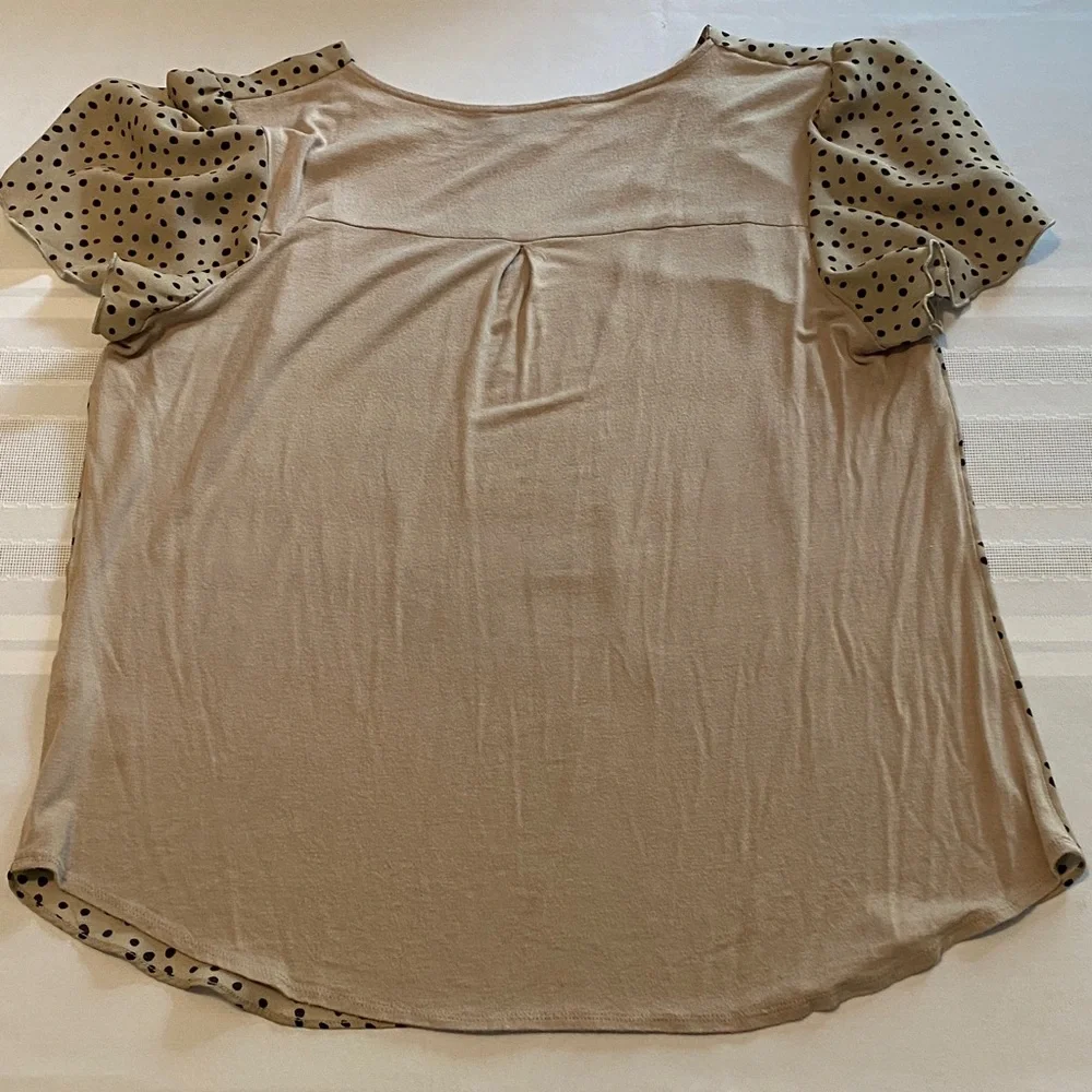 Fortune + Ivy Women’s Tan and Black Short Sleeve Polka Dot Blouse